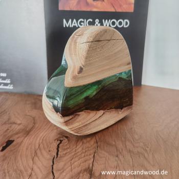 Preview: Ein Herz aus Massivholz mit Kunstharz