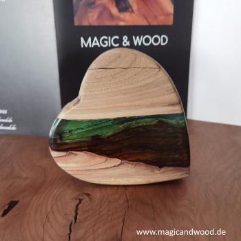 Preview: Ein Herz aus Massivholz mit Kunstharz