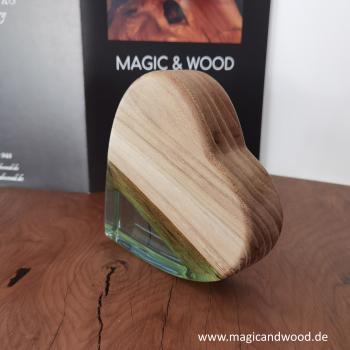 Preview: Ein Herz aus Massivholz mit Kunstharz