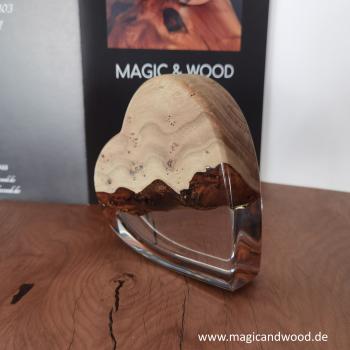 Ein Herz aus Massivholz mit Kunstharz