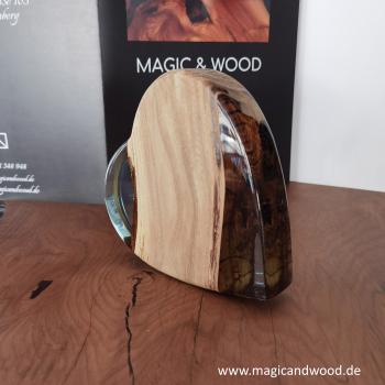 Ein Herz aus Massivholz mit Kunstharz