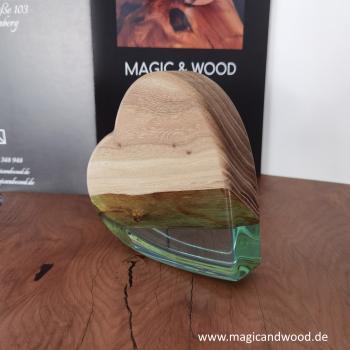 Ein Herz aus Massivholz mit Kunstharz