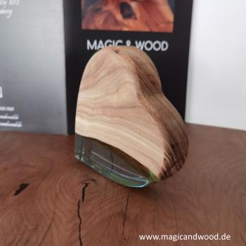 Ein Herz aus Massivholz mit Kunstharz