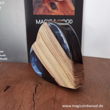 Ein Herz aus Massivholz mit Kunstharz