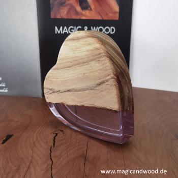 Ein Herz aus Massivholz mit Kunstharz