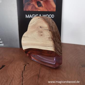 Ein Herz aus Massivholz mit Kunstharz