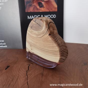 Preview: Ein Herz aus Massivholz mit Kunstharz