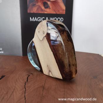 Ein Herz aus Massivholz mit Kunstharz