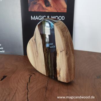 Ein Herz aus Massivholz mit Kunstharz