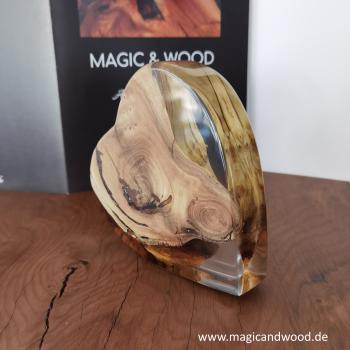 Ein Herz aus Massivholz mit Kunstharz