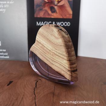 Ein Herz aus Massivholz mit Kunstharz