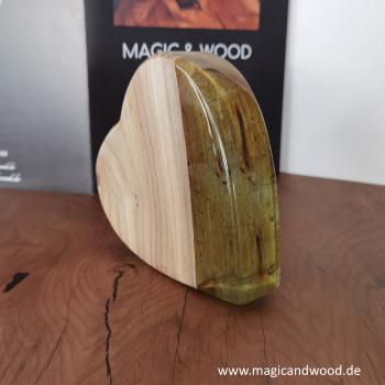 Ein Herz aus Massivholz mit Kunstharz