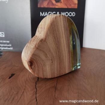 Preview: Ein Herz aus Massivholz mit Kunstharz