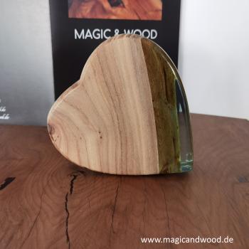 Preview: Ein Herz aus Massivholz mit Kunstharz