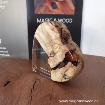 Ein Herz aus Massivholz mit Kunstharz