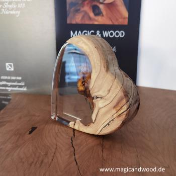 Preview: Ein Herz aus Massivholz mit Kunstharz