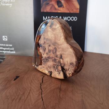 Preview: Ein Herz aus Massivholz mit Kunstharz