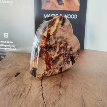 Preview: Ein Herz aus Massivholz mit Kunstharz