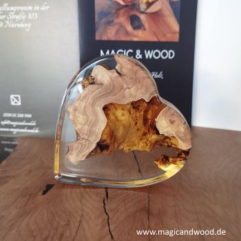 Preview: Ein Herz aus Massivholz mit Kunstharz