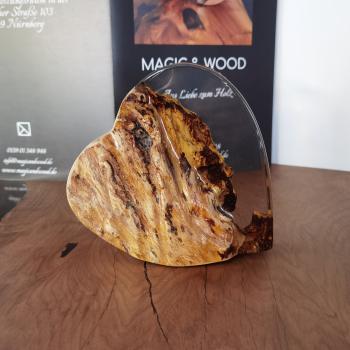 Preview: Ein Herz aus Massivholz mit Kunstharz