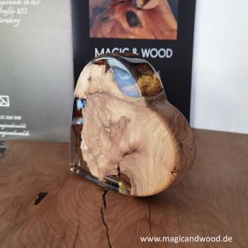 Ein Herz aus Massivholz mit Kunstharz