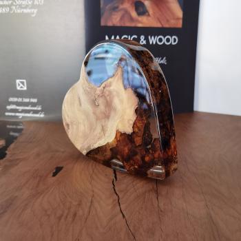 Preview: Ein Herz aus Massivholz mit Kunstharz