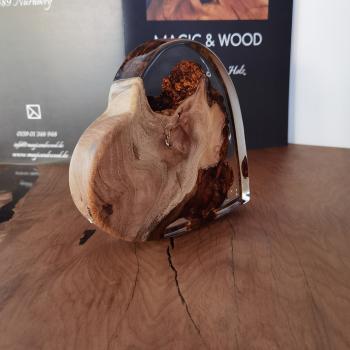 Preview: Ein Herz aus Massivholz mit Kunstharz