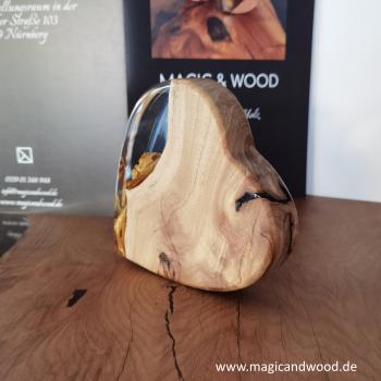 Preview: Ein Herz aus Massivholz mit Kunstharz