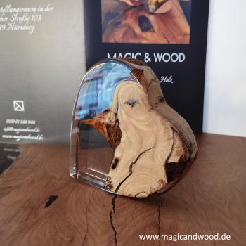 Preview: Ein Herz aus Massivholz mit Kunstharz