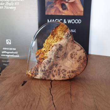 Ein Herz aus Massivholz mit Kunstharz