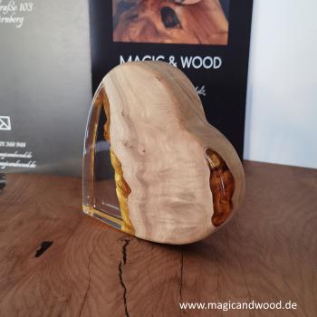 Preview: Ein Herz aus Massivholz mit Kunstharz