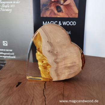 Preview: Ein Herz aus Massivholz mit Kunstharz