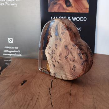 Preview: Ein Herz aus Massivholz mit Kunstharz