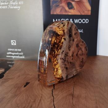 Preview: Ein Herz aus Massivholz mit Kunstharz