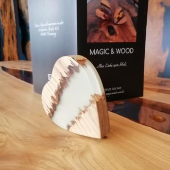 Preview: Ein Herz aus Massivholz mit Kunstharz