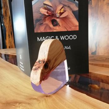 Preview: Ein Herz aus Massivholz mit Kunstharz