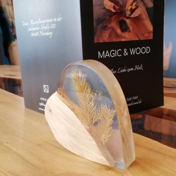 Preview: Ein Herz aus Massivholz mit Kunstharz