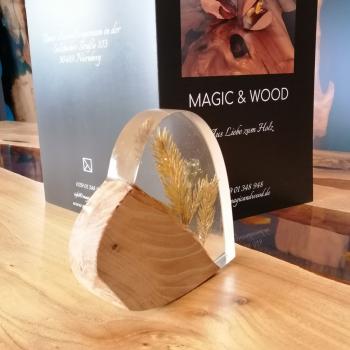 Preview: Ein Herz aus Massivholz mit Kunstharz