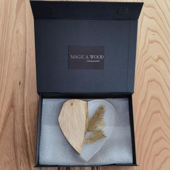 Preview: Ein Herz aus Massivholz mit Kunstharz
