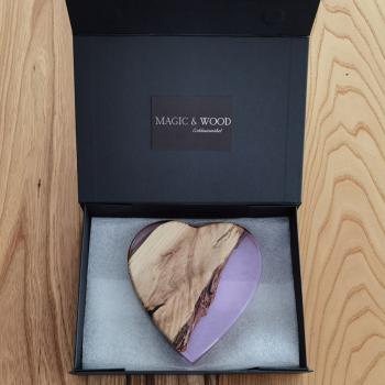 Preview: Ein Herz aus Massivholz mit Kunstharz