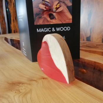 Preview: Ein Herz aus Massivholz mit Kunstharz