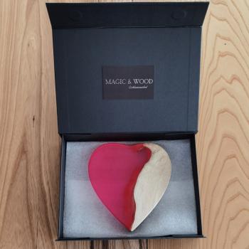 Preview: Ein Herz aus Massivholz mit Kunstharz