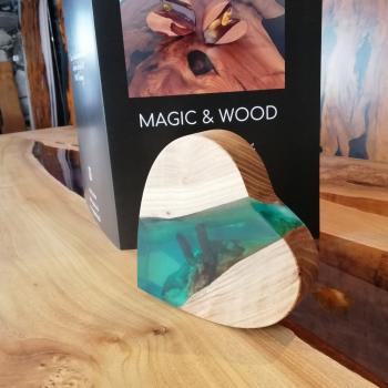 Preview: Ein Herz aus Massivholz mit Kunstharz