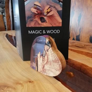 Preview: Ein Herz aus Massivholz mit Kunstharz