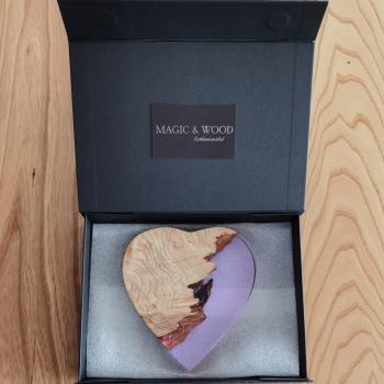 Preview: Ein Herz aus Massivholz mit Kunstharz