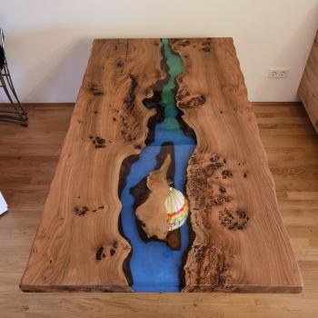 Preview: Ein wunderschöner Massivholztisch mit lebenden Kanten, schönem Kunstharzfluss  auf einem Metallgestell.
