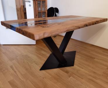 Ein wunderschöner Massivholztisch mit lebenden Kanten, schönem Kunstharzfluss  auf einem Metallgestell.