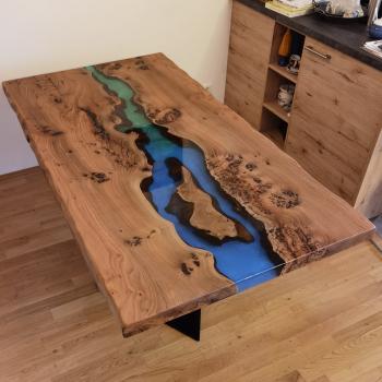 Preview: Ein wunderschöner Massivholztisch mit lebenden Kanten, schönem Kunstharzfluss  auf einem Metallgestell.