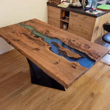 Preview: Ein wunderschöner Massivholztisch mit lebenden Kanten, schönem Kunstharzfluss  auf einem Metallgestell.