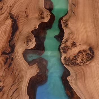 Ein wunderschöner Massivholztisch mit lebenden Kanten, schönem Kunstharzfluss  auf einem Metallgestell.